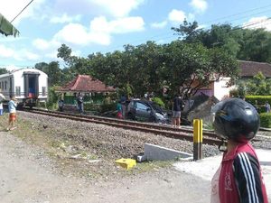 Mobil Tertabrak Kereta di Blitar, 4 Penumpang Luka Berat