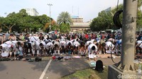 Massa aksi yang di Jakarta juga sempat menggelar salat asar kemudian berangsur membubarkan diri dengan tertib. (Foto: Ari Saputra)