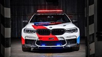 Sudah hampir dua dekade, produsen mobil asal Jerman BMW menyuplai safety car yang digunakan untuk balapan MotoGP. Foto: Pool (Motor1)