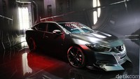 Nissan Maxima terinspirasi oleh salah satu sosok di film Star Wars, Kylo Ren, dengan tampilan topengnya yang khas dan aksen hitam juga perak pada bagian fasia depan mobil. (Nissan).