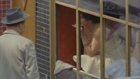 Alasannya, Pemerintah Hamburg beranggapan kalau para PSK akan mengusir perempuan mana pun yang masuk ke dunia para pria. Tulisan larangan itu pun terpampang jelas di Herbertstrasse dalam bahasa Jerman dan Inggris (@OJ GOLDRAUSCH/Youtube)
