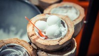 Es krim dengan wadah kelapa memang jadi salah satu dessert ikonik di Thailand. Dessert ini disajikan dengan beberapa skop es krim kelapa dengan serutan buah kelapa buda dan diberi beberapa topping seperti kacang, lidah buaya dan biji atap. Foto: Istimewa