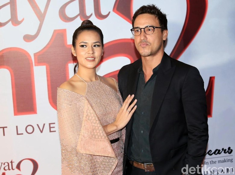 Pose 1 Jari Bareng Raisa, Hamish Daud Disebut Netizen Dukung Jokowi Pose 1 Jari Bareng Raisa, Hamish Daud Disebut Netizen Dukung Jokowi