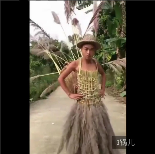 Selanjutnya ada pria berkulit cokelat yang jalan percaya diri dengan hiasan ilalang. Penampilannya terlihat lucu dengan membawa keranjang rotan di belakang punggungnya. Video diambil di tengah jalan kecil di antara pepohonan. Foto: Dok. Instagram