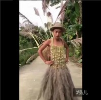 Selanjutnya ada pria berkulit cokelat yang jalan percaya diri dengan hiasan ilalang. Penampilannya terlihat lucu dengan membawa keranjang rotan di belakang punggungnya. Video diambil di tengah jalan kecil di antara pepohonan. Foto: Dok. Instagram