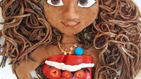 Moana berkulit eksotis ini ternyata dibuat dari beberapa susunan bahan makanan. Rambutnya terbuat dari mie dengan paduan cookie dough, apel dan paprika. Wow bagaimana ya rasanya? Foto: Foivi Geller