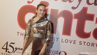 Dalam film Ayat-Ayat Cinta 2 ini, Chelsea Islan bermain sebagai perempuan yang piawai bermain biola. Foto: Chelsea Islan dan Daffa Wardhana (Palevi/detikHOT)