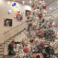 Kylie Jenner memakai jasa dekorator khusus untuk menghiasi pohon natal setinggi dua lantai di rumahnya. Hiasan berukuran raksasa semakin membuat pohon Natal miliknya terasa dramatis. (Foto: Instagram)