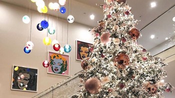Pohon Natal dulunya terancam bahaya kebakaran besar karena dulu lilin yang menyala yang akan menghiasi pepohonan. Namun pada tahun 1917, Albert Sadacca yang berusia 15 tahun membantu mengakhirinya dengan menciptakan rangkaian bola lampu yang lebih murah dan terlihat cantik. Foto: Instagram