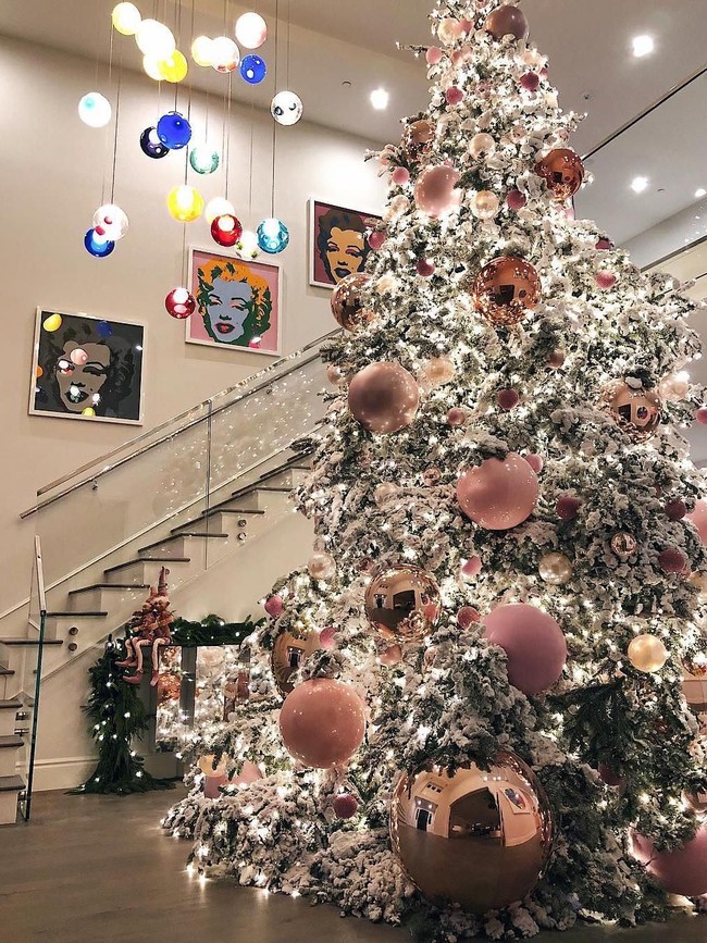 Kylie Jenner memakai jasa dekorator khusus untuk menghiasi pohon natal setinggi dua lantai di rumahnya. Hiasan berukuran raksasa semakin membuat pohon Natal miliknya terasa dramatis. (Foto: Instagram)