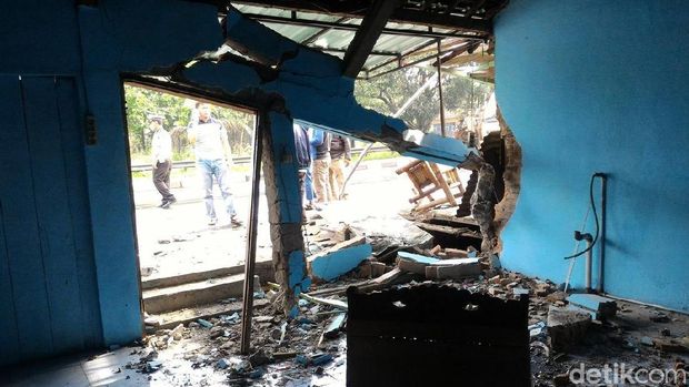 Bangunan yang rusak ditabrak mobil Patwal polisi di Boyolali. 