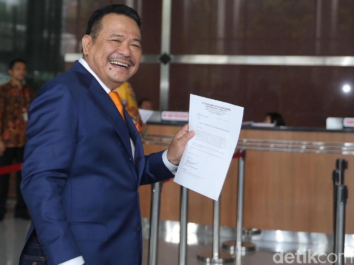 Pengacara Otto Hasibuan mundur dari tim kuasa hukum Setya Novanto. Otto pun membuat surat resmi yang akan disampaikannya ke Novanto serta ke KPK.