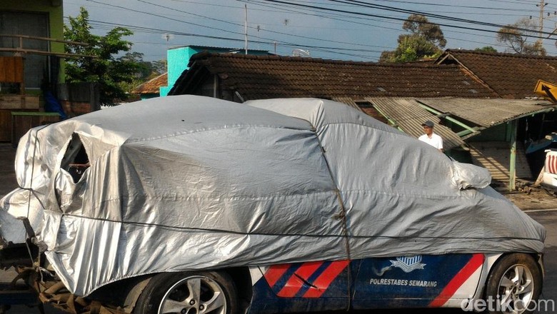  Mobil  Patwal  Polisi Tabrak Warung dan Rumah di Boyolali