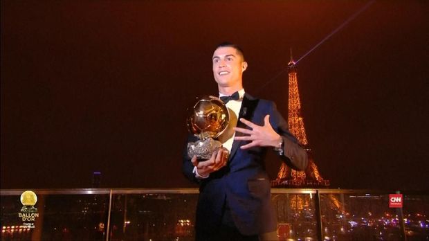 Cristiano Ronaldo saat menerima Ballon d'Or 2017, di Paris.