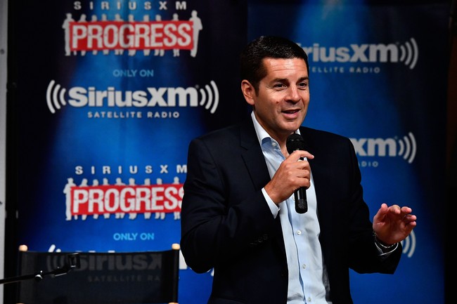 Dean ObeidallahSementara Dean Obeidallah merupakan komedian asal Amerika Serikat yang berdarah Italia dan Palestina. Sejak Palestina kembali digempur tentara Israel, ia banyak memberikan opini lewat cuitan bahkan di stasiun televisi. Kebebasan mereka dikontrol oleh militer Israel di luar. Mereka tidak bisa masuk, mereka tidak bisa keluar tanpa izin, kata Dean ketika menjelaskan mengenai situasi Palestina di stasiun BNC. Foto: Getty Images