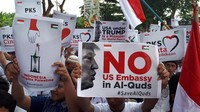 Beberapa poster yang dibawa pendemo di Surabaya diantaranya, bertuliskan Freedom of Palestina, USA Under, Trump is Monster For World Peace, Trump Do Not Break!, dan Usir Israel Dari Al Quds (Foto: Zaenal Effendi)
