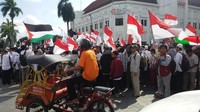 Massa aksi di Yogyakarta juga membawa atribut bendera Palestina dan bendera Merah Putih. Ini aksi mereka saat di titik Nol Kilometer. (Foto: Edzan Raharjo)