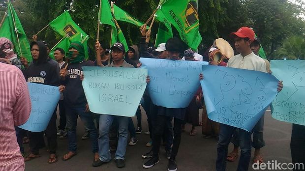 Suasana massa demo di Kedubes AS di Jakarta