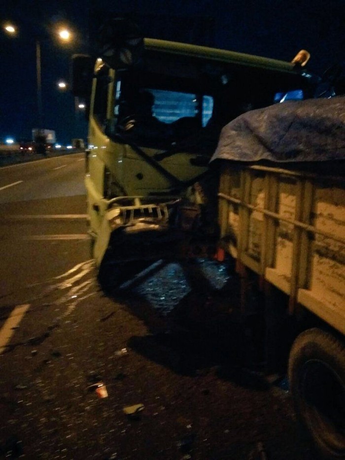 Kecelakaan Truk vs Truk Terjadi di Tol Jatinegara Arah Cawang