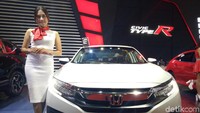 Annisa yang tengah liburan ini menjadi SPG di booth Honda. Dia berpose dengan mobil Honda Civic. Foto: Ibnu Munsir