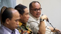 Kami tidak ada masalah. Itu internal Golkar dan orang di sebelah saya (Zainudin Amali) sudah menunggu untuk itu (ditunjuk menjadi ketua DPR oleh Partai Golkar), kata Junimart.