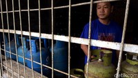 Berdasarkan pantauan detikFinance dari toko pengecer gas di Jalan Panglima Polim, Jakarta Selatan, nampak susunan 20 tabung elpiji 3 kg. Namun, tabung-tabung elpiji 3 kg tersebut kosong.