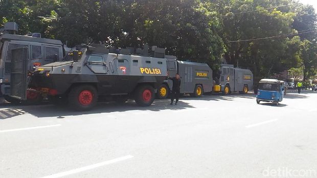 Kendaraan anti-huru-hara juga sudah terparkir di lokasi.