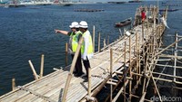 Wakil Gubernur DKI Jakarta Sandiaga Uno melakukan peninjauan dengan didampingi Kepala Bappenas Bambang Brodjonegoro.