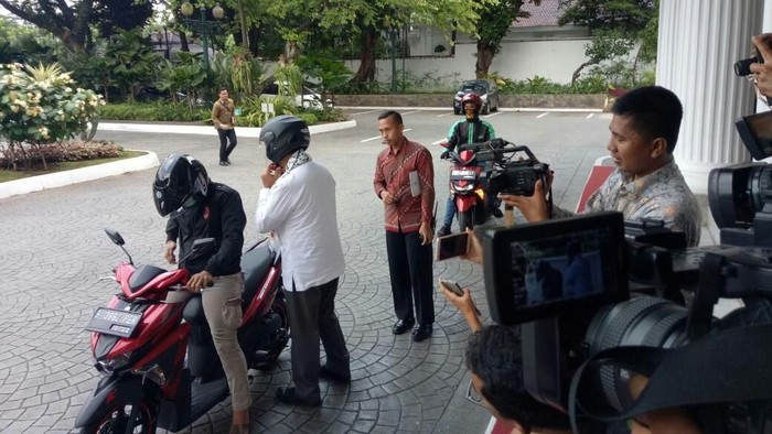 Jumat Pertama, Anies Kembali Naik Ojek Pangkalan