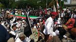 Foto: Bendera Palestina Dibentangkan di Aksi Demo depan Kedubes AS