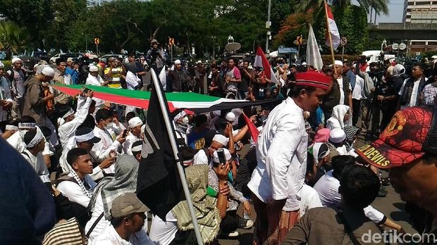 Massa di Kedubes AS Tambah Banyak, Bendera Palestina Dibentangkan