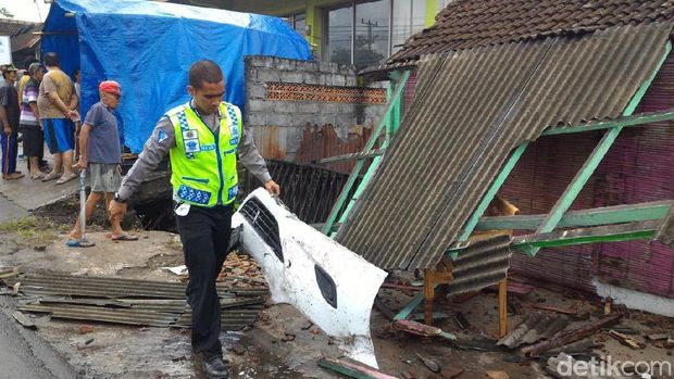 Bangunan yang rusak akibat ditabrak mobil Patwal Polisi di Boyolali. 