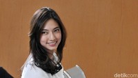 Masih ingat Nadia Saphira? Pemeran Milly yang centil di seril Ada Apa Dengan Cinta?. Popularitas di dunia akting tak membuat Nadia puas. Ia memilih vakum dan terbang ke London untuk menempuh pendidikan S2 Hukum di University of Westminster pada 2013 dan kini dirinya dikenal sebagai pengacara. : DetikHot