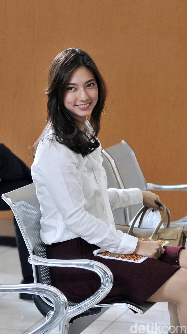 Karier Nadia Saphira di dunia hiburan bisa dibilang sukses setelah membintangi serial Ada Apa Dengan Cinta? Namun kini ia lebih tertarik untuk menjadi seorang pengacara di kantor hukum OC Kaligis dengan melepas dunia keartisannya. Foto: DetikHot
