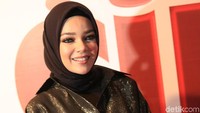 Dewi Sandra saat ditemui di Epicentrum XXI, Jakarta Selatan pada Kamis (7/12) malam. Pool/Palevi S/detikFoto.