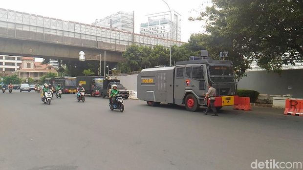 Kendaraan anti huru hara di depan Kedubes AS