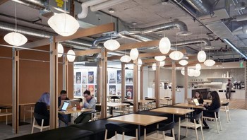 Karyawan bisa bekerja di meja-meja keren dan suasana nyaman yang disediakan. Foto: Office Snapshot