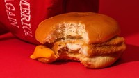 Kalau ini Fillet-O-Fish yang juga populer dari McD. Burger ini berisi fillet ikan dengan paduan saus tartar. Makan 1 saja sudah kelihatan bikin kenyang, bagaimana jika makan 2 seperti Trump ya? Foto: This Is Insider