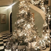 Silver dan putih, menjadi tema utama dekorasi pohon natal Paris Hilton. Its beginning to look a lot like Christmas, tulis Paris di Instagram. (Foto: Instagram)