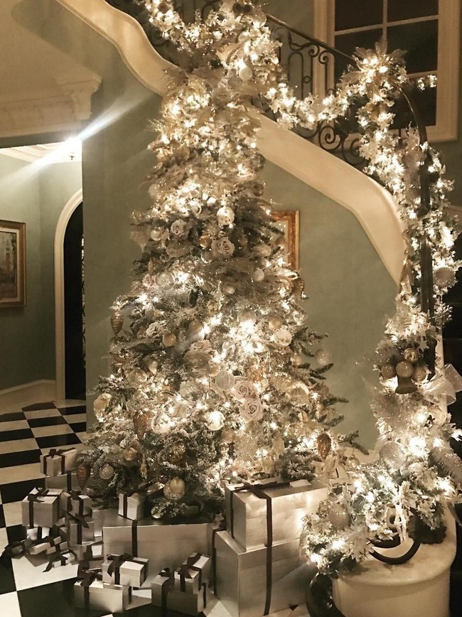 Silver dan putih, menjadi tema utama dekorasi pohon natal Paris Hilton. Its beginning to look a lot like Christmas, tulis Paris di Instagram. (Foto: Instagram)