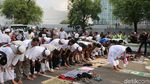 Momen Pendemo Salat Berjemaah di Depan Kedubes AS