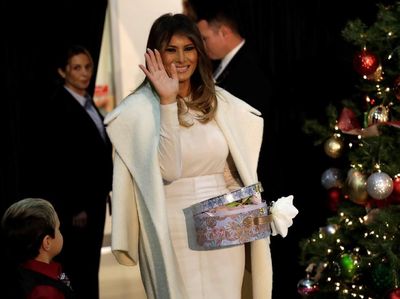 7 Fashion Melania Trump Paling Kontroversial Sepanjang 2017