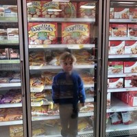 Wajar jika anak kecil berperilaku iseng. Ketika bosan, mereka pun sering melakukan hal iseng seperti masuk ke lemari pendingin. Foto: ist