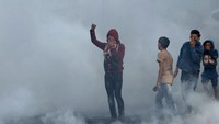 Demonstran membakar gambar Presiden AS Donald Trump di Gaza City pada 7 Desember 2017 (Foto: Dok. AFP/Mohammed Abed)