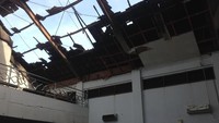 Foto: Puing-puing atap yang terbakar memporak-porandakan ruang utama gereja. Kursi-kursi dan lantai tertimpa puing-puing yang berserakan.Fotografer: Ibnu Hariyanto/detikcom