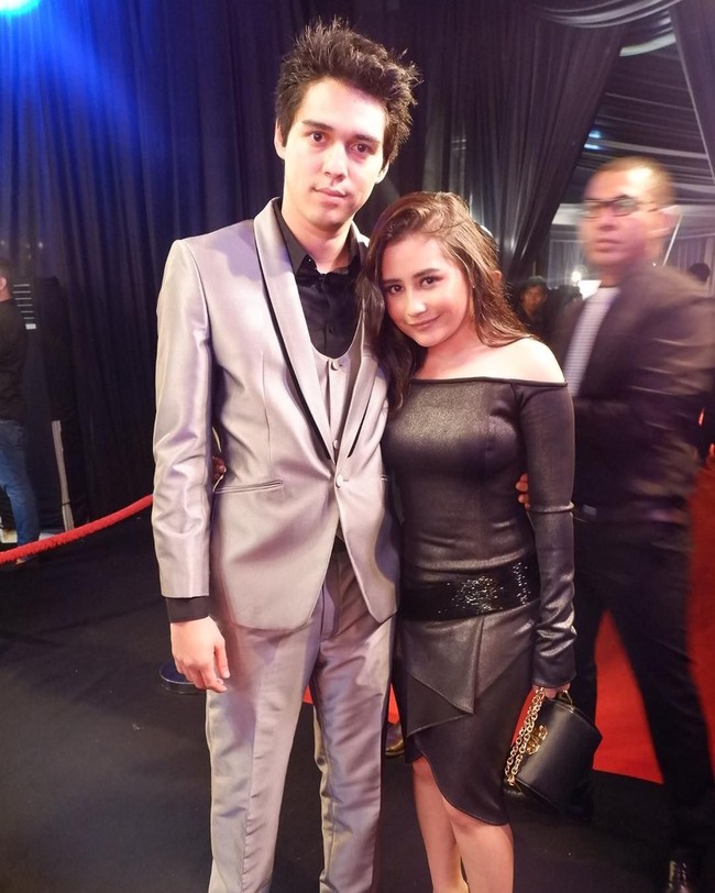 Prilly Latuconsina mengenakan gaun off the shoulder rancangan Yosafat Kurniawan. Foto: Dok. Instagram