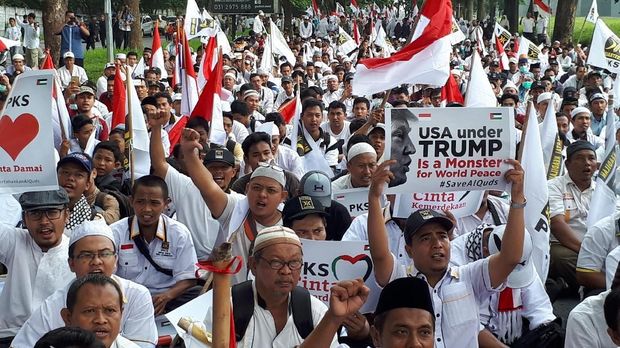 Massa meminta Trump mencabut pernyataan bahwa Yerusalem adalah ibu kota Israel