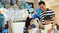 Mereka juga membuat pesta kecil menyambut si kecil Kai dan bertepatan dengan ulang tahun Titi. (Dok. Instagram/titi_kamall)