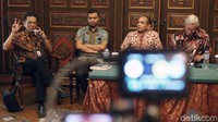 Mantan Wakil Ketua KPK Chandra Hamzah, koordinator ICW Adnan Topan Husodo, pengamat ekonomi politik Suhardiyoto Haryadi, dan sejarawan Peter Carey menjadi pembicara.