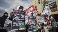 Kemudian aksi protes ke Trump juga berlangsung di Yogyakarta. Massa dari berbagai organisasi ini menggelar aksi dari halaman kantor DPRD DIY di Jalan Malioboro hingga ke Titik Nol Kilometer Yogyakarta. (Foto: Andreas Fitr Atmoko/Antara)